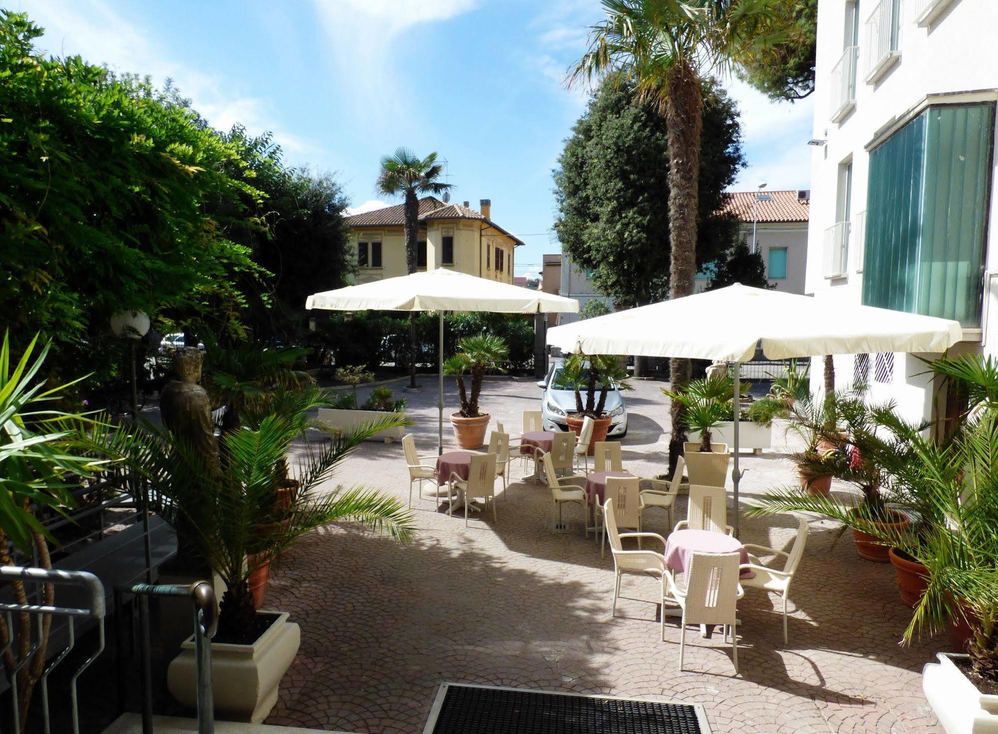 Hotel Cristallo Senigallia Exterior foto